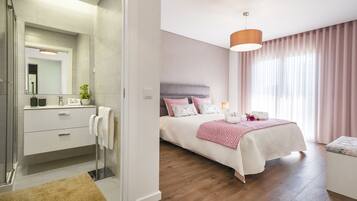 2 habitaciones, escritorio y tabla de planchar con plancha