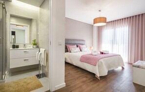 2 slaapkamers, een bureau, een strijkplank/strijkijzer, reisbedje