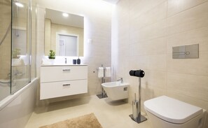 Kombination af bruser/badekar, hårtørrer, bidet, håndklæder