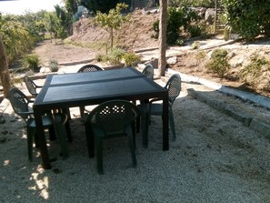 An outdoor dining area with a rectangular table and six chairs. - My Portugal for all Lousada Villa (LOUSADA)