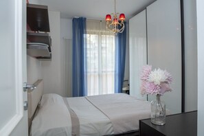 2 bedrooms, iron/ironing board, bed sheets