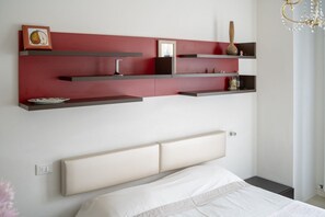 2 bedrooms, iron/ironing board, bed sheets