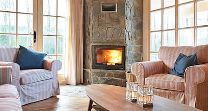 Beautiful luxury log cabin. Two private terrasses. Open fireplace. Pet friendly