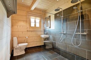 Bathtub - Beautiful luxury log cabin. Two private terrasses. Open fireplace. Pet friendly (Växtorp)