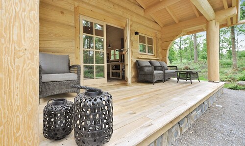 Beautiful and intimate cabin, open fireplace, close to nature. Pet friendly.