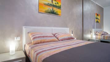 3 habitaciones, tabla de planchar con plancha, wifi y ropa de cama