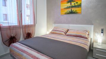 3 habitaciones, tabla de planchar con plancha, wifi y ropa de cama