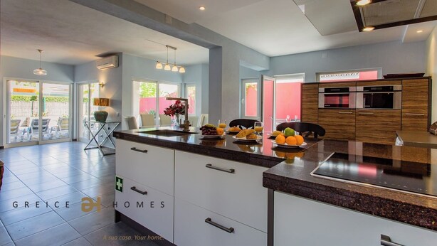 Coffee/tea maker, fridge, microwave, oven - Greice Homes - Villa Oriente (Vilamoura)