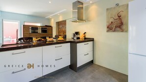 Coffee/tea maker, fridge, microwave, oven - Greice Homes - Villa Oriente (Vilamoura)