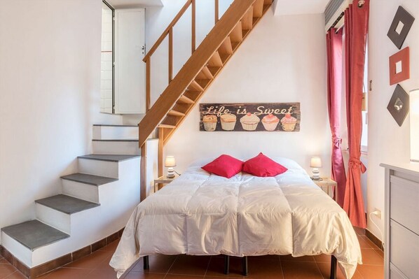 2 bedrooms, iron/ironing board, WiFi