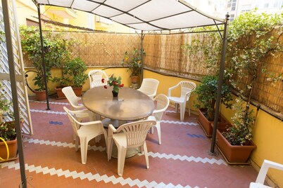 From Paul to the Vatican- 5 BEDROOMS, 3 BATHROOMS IDEAL FOR LARGE GROUPS