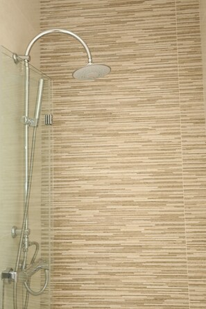 Dusche, Haartrockner, Hausschuhe, Handtücher
