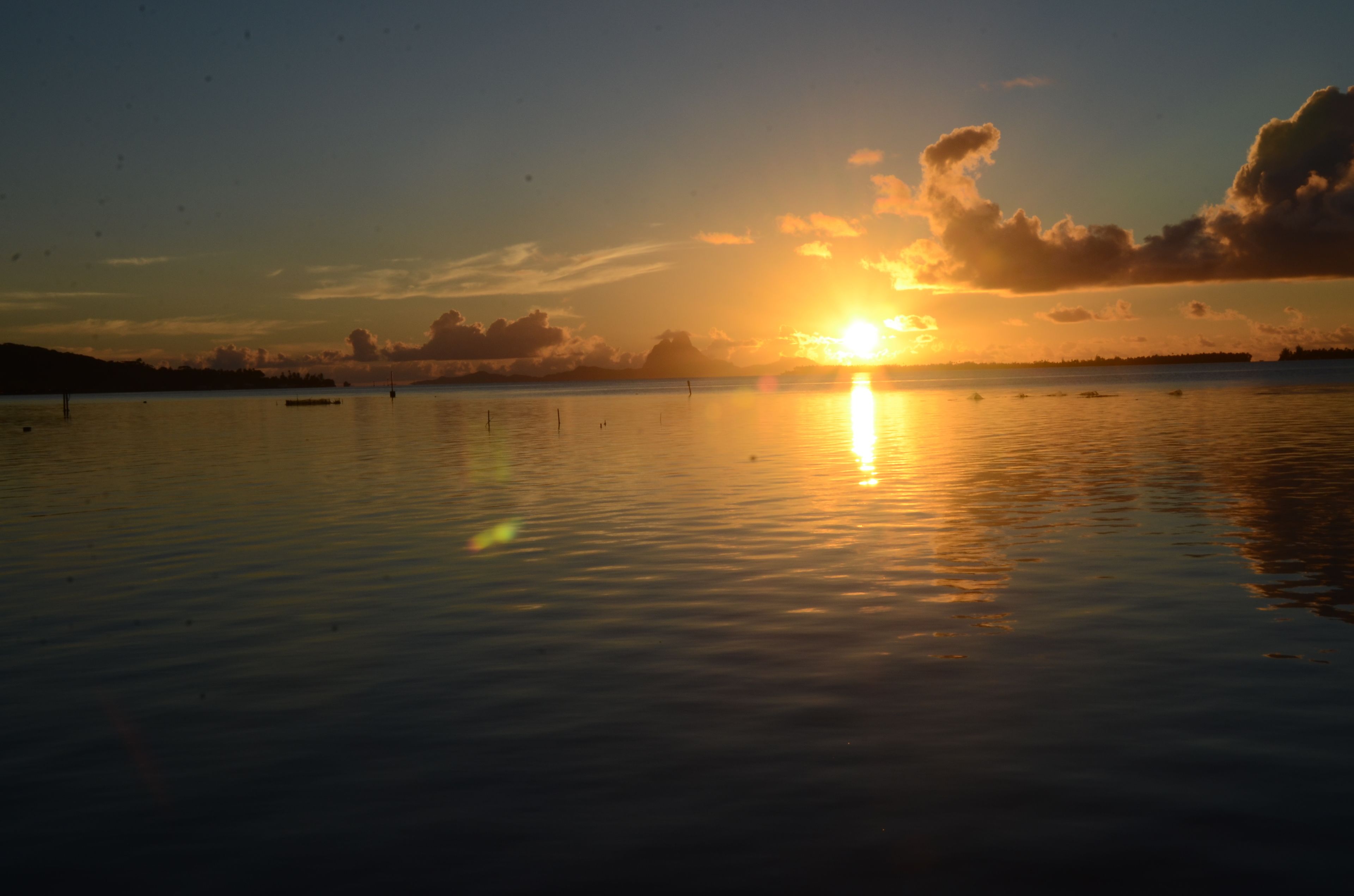 Una masa de agua tranquila reflejando el atardecer.