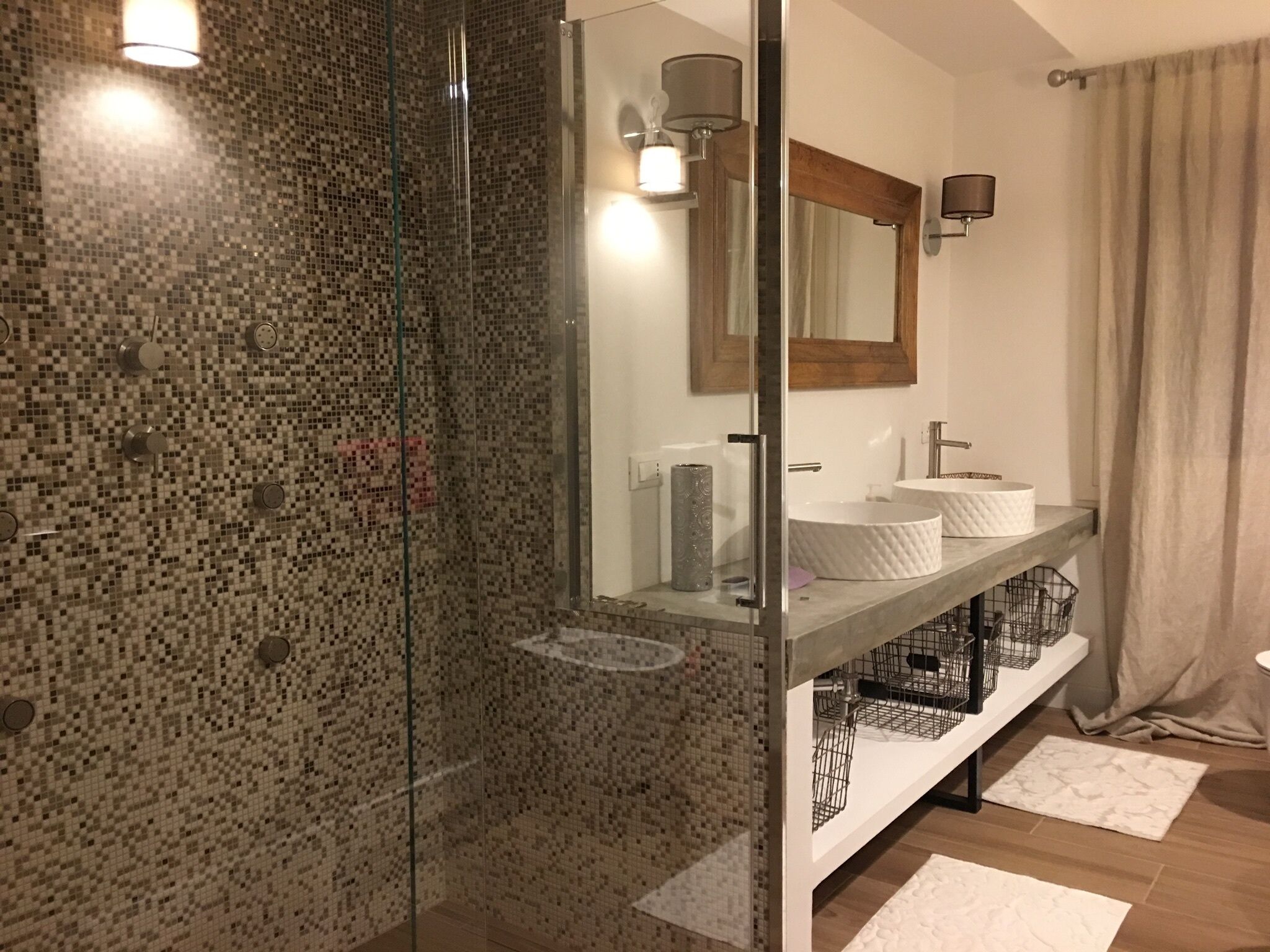 Combinazione doccia/vasca, vasca idromassaggio, asciugacapelli, bidet