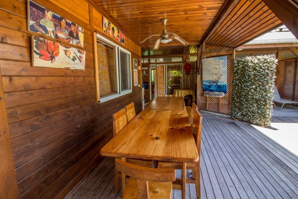 Breakfast, dinner served; seafood, garden views