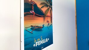 Un cartel con una escena tropical, un bote y una persona pescando.