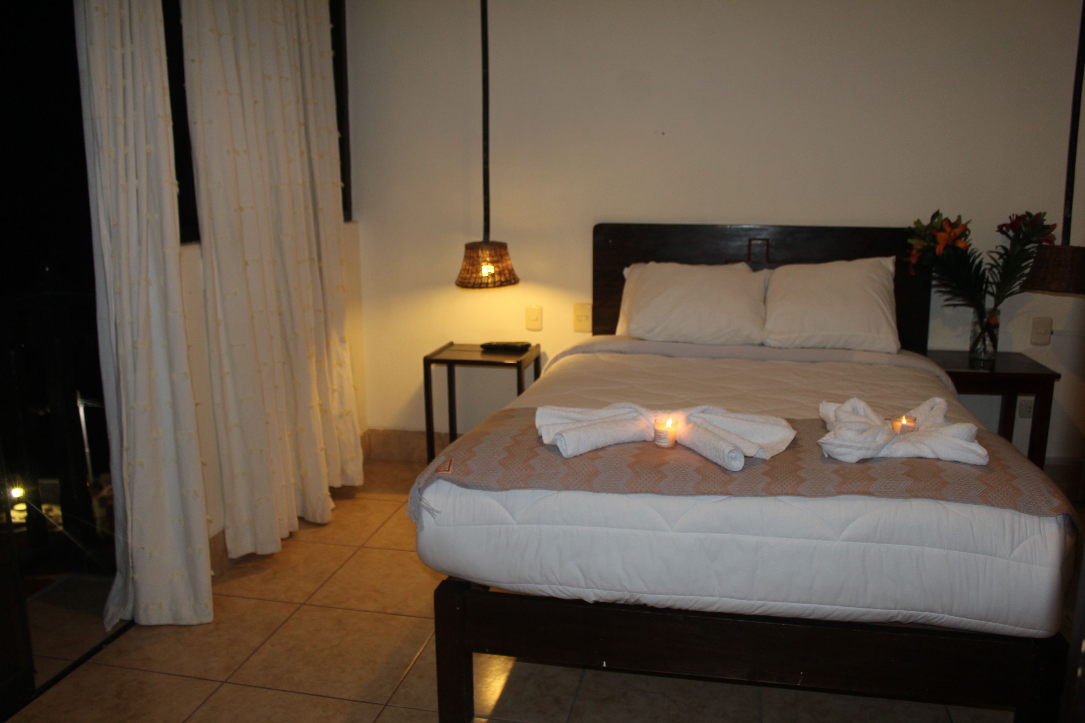 Quarto casal econômico, 1 cama de casal | Escrivaninha, espaço de trabalho para notebook, Wi-Fi de cortesia