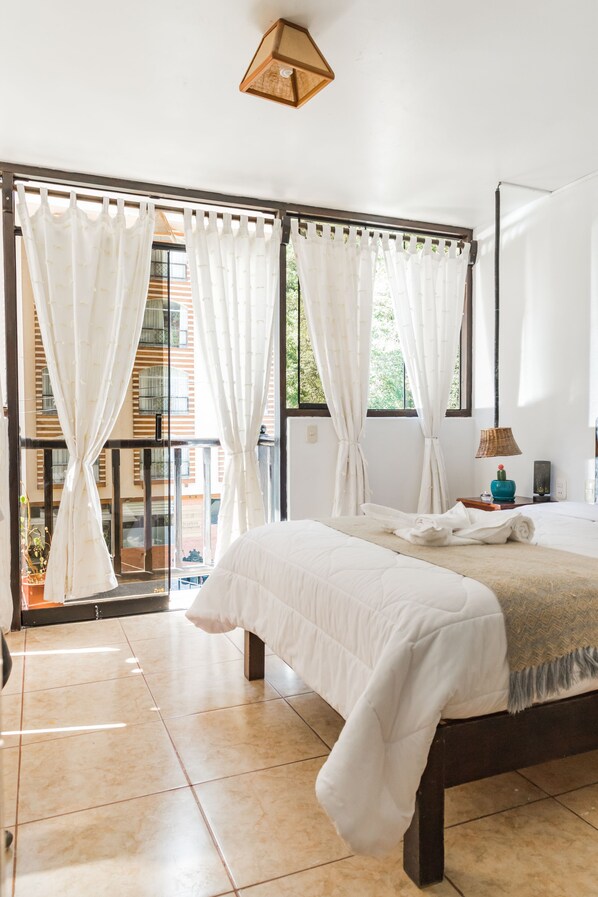 Quarto casal superior, vista para a cidade | Escrivaninha, espaço de trabalho para notebook, Wi-Fi de cortesia