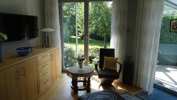 Smart TV, DVD player, table tennis, stereo