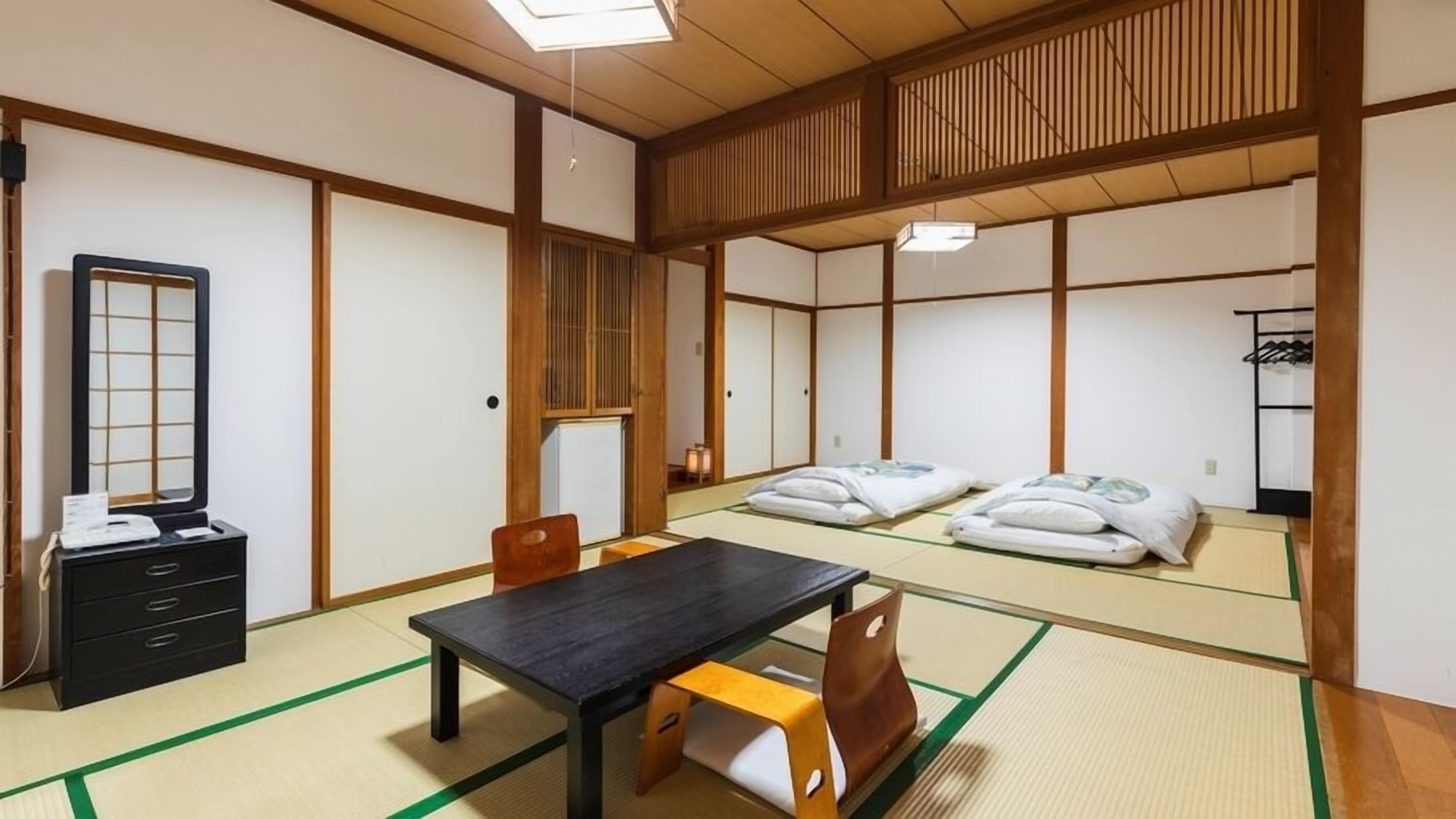房內夾萬、書桌、免費 Wi-Fi、床單