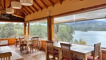 Ofereix taules a l'aire lliure i s'hi serveixen esmorzars i dinars