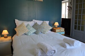 6 slaapkamers, geluiddichte muren, een strijkplank/strijkijzer