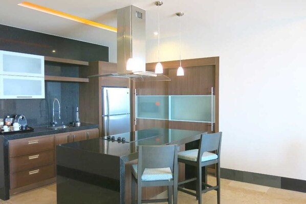 Geladeira, micro-ondas, cooktop, cafeteira/chaleira