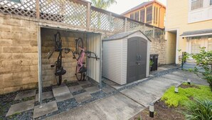 Ein Wohngebiet mit Garage, Fahrradständer und einer kleinen Gartenhütte.
