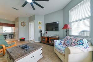 Smart TV - The Lazy Turtle - pet friendly 2bed/2bath poolside ground floor unit, sleeps 6. (Corpus Christi)