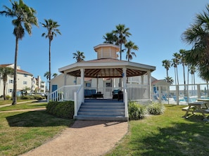 Outdoor dining - The Lazy Turtle - pet friendly 2bed/2bath poolside ground floor unit, sleeps 6. (Corpus Christi)