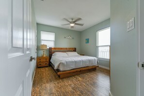 2 bedrooms, iron/ironing board, free WiFi, bed sheets - The Lazy Turtle - pet friendly 2bed/2bath poolside ground floor unit, sleeps 6. (Corpus Christi)