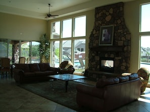 Älytelevisio, takka, DVD-soitin, pöytäjalkapallopöytä