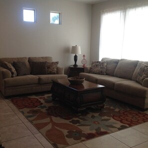 Smart TV, chimenea, reproductor de DVD y futbolito 