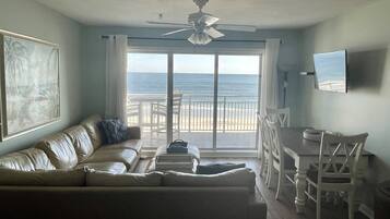 Una Smart TV, un reproductor de DVD, una videoteca