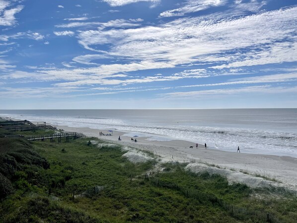 Sur la plage, chaise longue