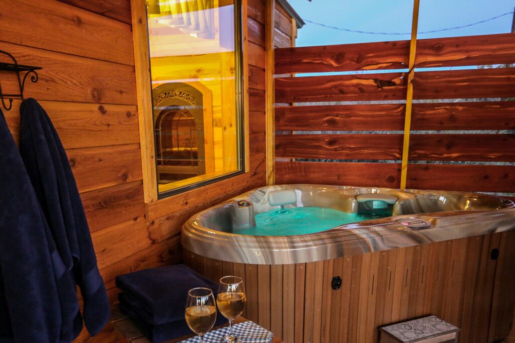 Outdoor spa tub