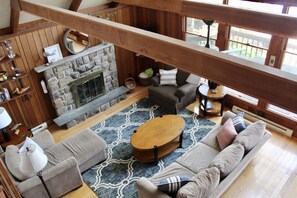 Smart-tv, een open haard, een dvd-speler en boeken