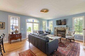 Téléviseur connecté, foyer, jeux vidéo, lecteur de DVD