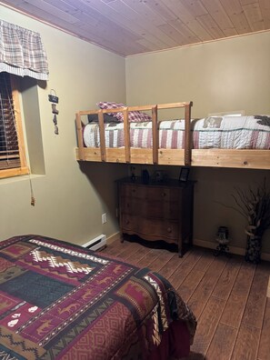 3 bedrooms, iron/ironing board, free WiFi, bed sheets