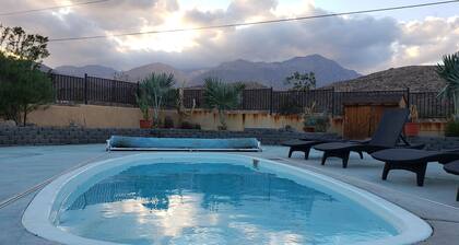 Estudio con piscina, rodeado de desierto.