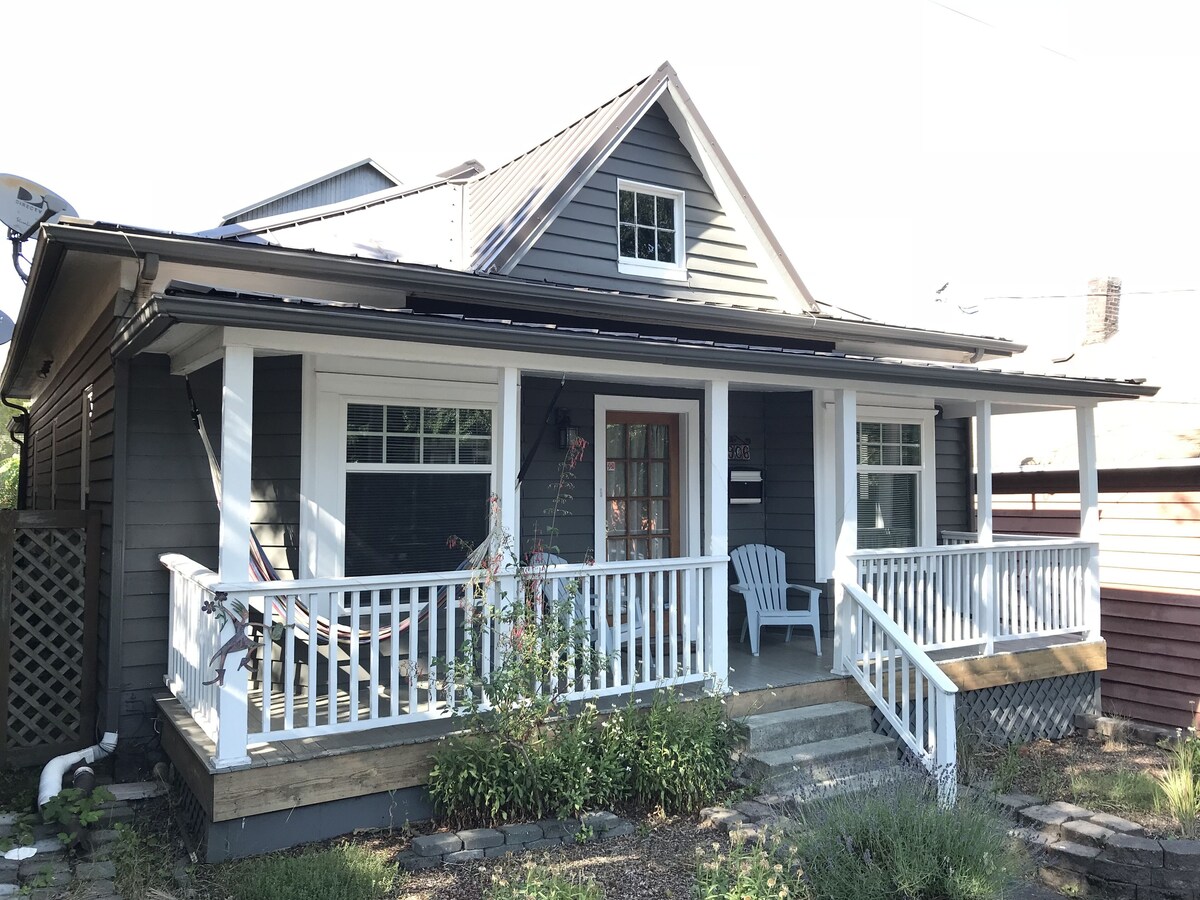 Urban Retreat! Sauna-Updated Craftsman Private Backyard! Pet friendly! Discounts