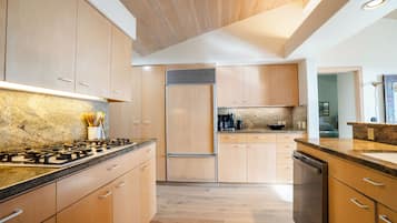 雪櫃、微波爐、焗爐、爐具