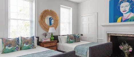 4 habitaciones, escritorio y tabla de planchar con plancha