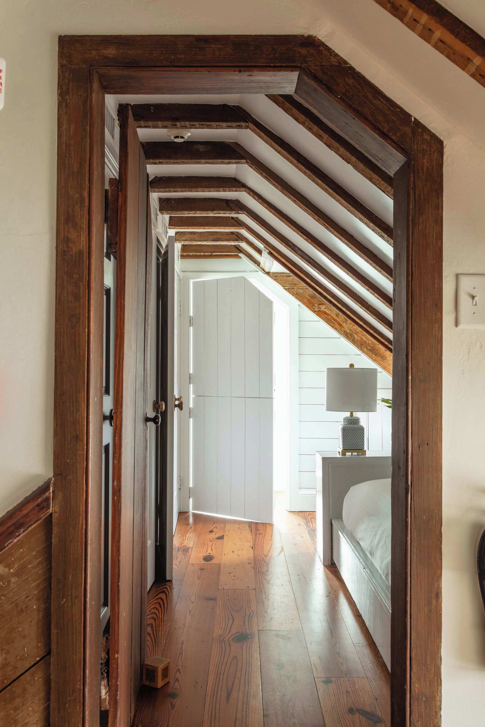 4 soverom, skrivebord, strykejern/-brett og reiseseng for barn