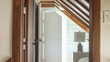 4 soverom, skrivebord, strykejern/-brett og reiseseng for barn