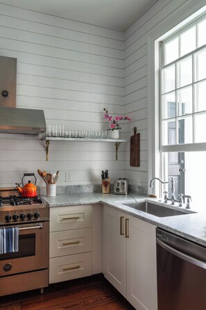 Réfrigérateur, four à micro-ondes, un four, surface de cuisson