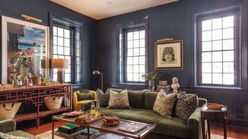 TV, peis, stereoanlegg og kontorer