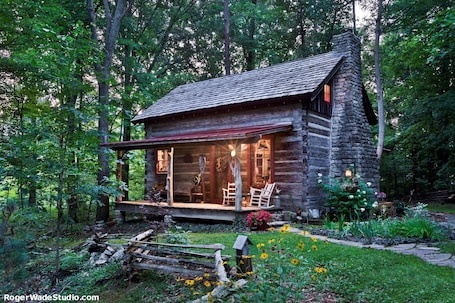 Exterior. Captain's Cabin Bed & Breakfast: Bourbon Trail, History & Romance