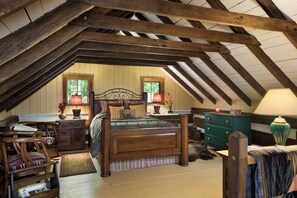 1 bedroom, iron/ironing board, free WiFi, bed sheets - Captain's Cabin Bed & Breakfast: Bourbon Trail, History & Romance (Louisville)