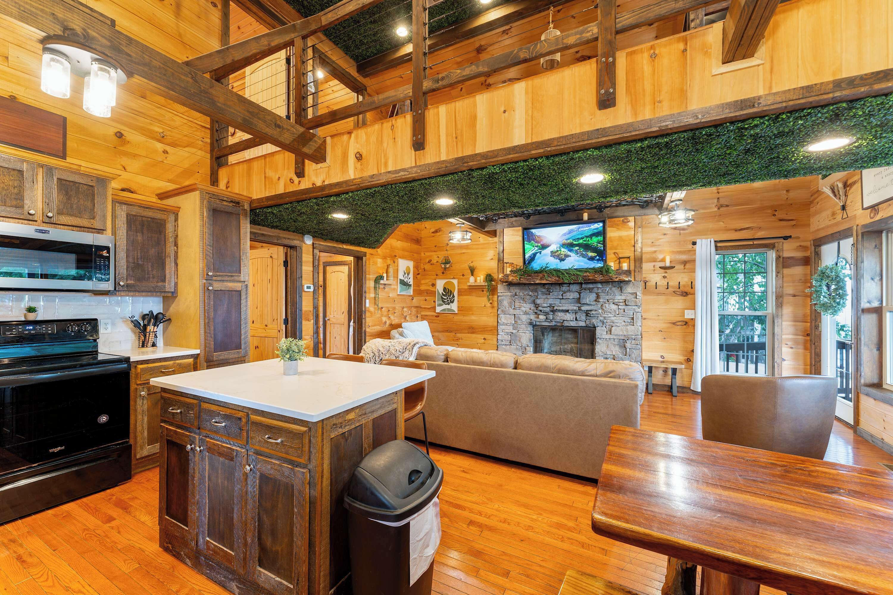 Big Time Hill Cabin with an indoor pool, hot tub, & great views